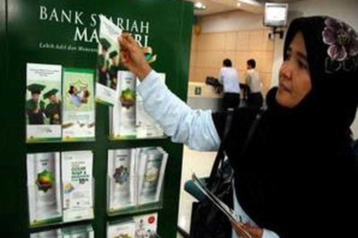 Nasabah mengambil berbagai brosur di Bank Syariah Mandiri, Jalan MH Thamrin, Jakarta Pusat, Selasa (18/11)
