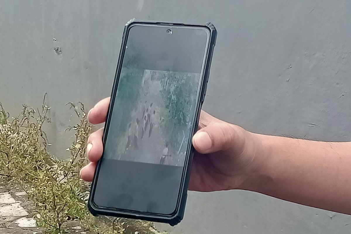 Video viral di media sosial menunjukkan aksi pemukulan dilakukan pelaku terhadap korban sesama pelajar dan dikelilingi oleh teman-temannya terjadi di Jalan Janti Barat Blok A RT 8 RW 8 Kelurahan Bandurejosari, Kecamatan Sukun, Kota Malang, Jawa Timur pada Jumat (1/3/2024). 