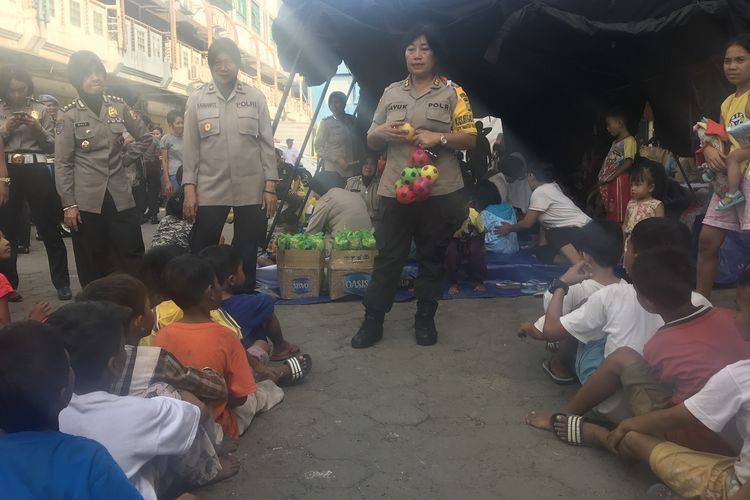 Sejumlah Polisi Wanita (Polwan) menghibur anak-anak korban pengungsian di Kampung Bandan, Ancol, Padamangan, Jakarta Utara Selasa (14/5/2019). 