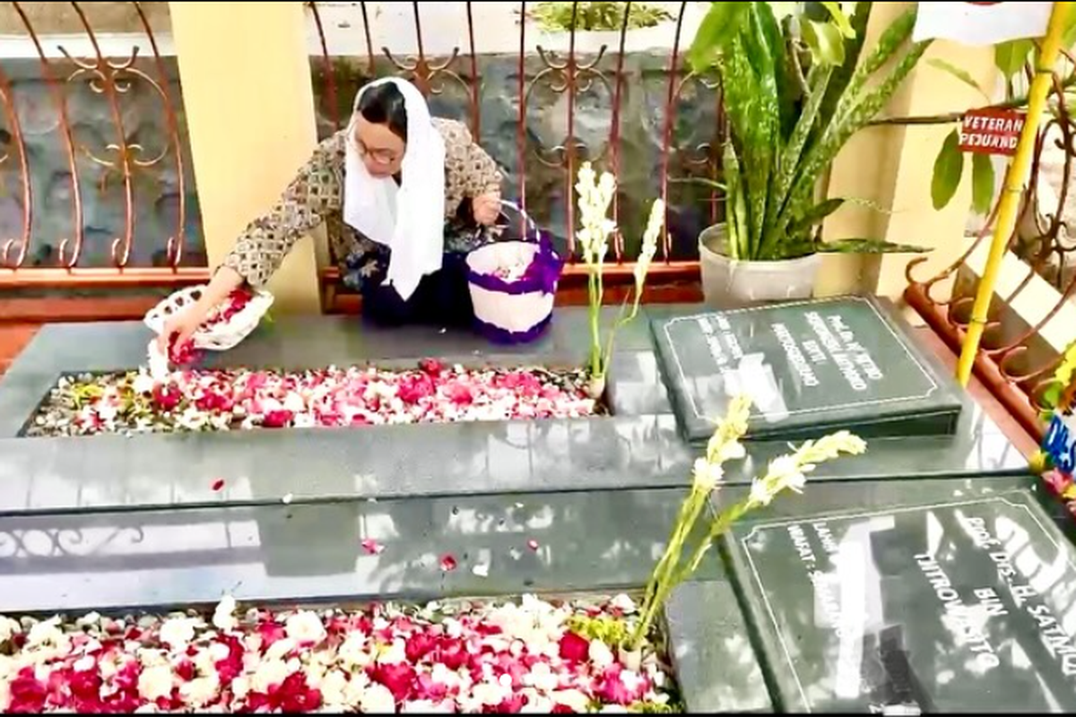 Sri Mulyani Indrawati mengunjungi makam orangtuanya saat pulang kampung ke Semarang seusai tidak lagi menjabat sebagai menteri keuangan. Foto diunggah akun Instagram resmi Sri Mulyani pada 20 September 2025.