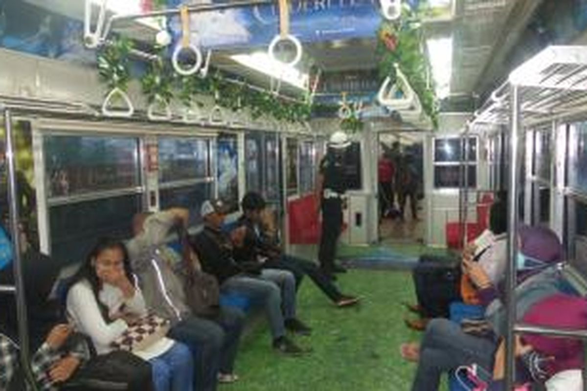 Kereta dengan dekorasi bertema Cinderella di salah satu rangkaian KRL Jakarta-Bogor, Sabtu (14/2/2015). Kereta dengan dekorasi bertema khusus ini dioperasikan untuk merayakan Hari Valentine dan persiapan menjelang pemutaran film Cinderella produksi Disney yang rencananya akan diputar di Indonesia pada 13 Maret mendatang.