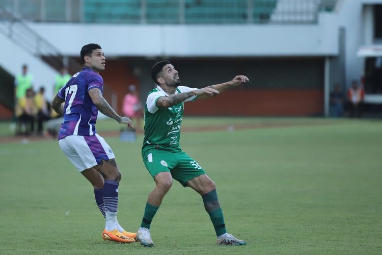 Pemain PSS Sleman Jonathan Bustos dan Persib Bandung Ciro Alves bersiap duel saat ujicoba pramusim yang berakhir dengan skor 1-1 di Stadion Maguwoharjo Sleman, Minggu (25/6/2023) sore.