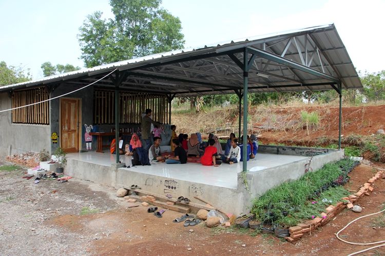 Aisyah mempimpin pertemuan kelas sebelum pemetaan di sekolah alam wangsakerta, di Desa Setupatok, Kecamatan Mundu, Kabupaten Cirebon. Aisyah adalah siswi putus sekolah usai madrasah. 