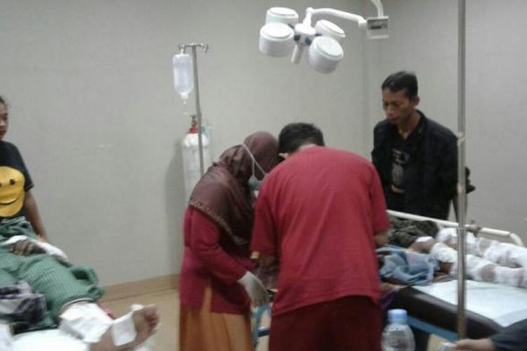 Dua korban kritis tengah mendapatkan perawatan intensif di rumah sakit setelah toko bahan bangunan yang berada di Jalan Poros Limbung, Kecamatan Bajeng, Kabupaten Gowa, Sulawesi Selatan ludea dilalap api. Senin, (27/2/2017).