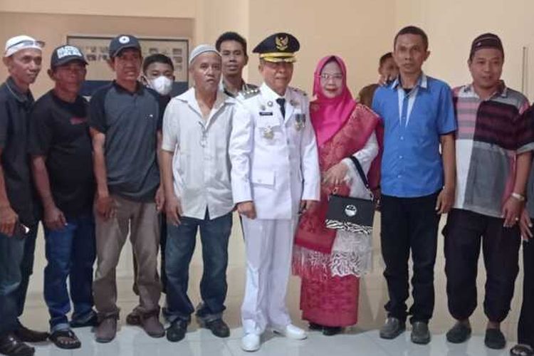 Dahri Saleh didampingi istri berpose usai dilantik sebagai Pejabat Bupati Banggai Kepulauan.