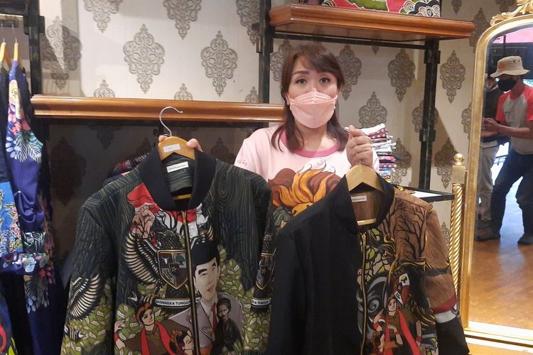 Christina Damayanti memamerkan jaket karyanya yang dibeli Jokowi pada peresmian Bandara Ngloram, saat ditemui kompas.com di Batik Snap Blora, Selasa (21/12/2021)