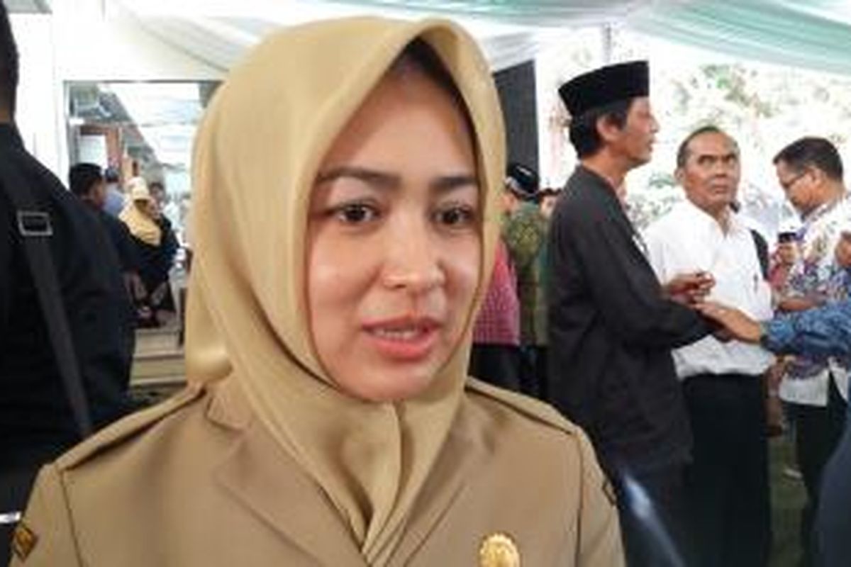 Wali Kota Tangerang Selatan Airin Rachmi Diany, saat mendatangi rumah duka di kediaman Adnan Buyung Nasution, di Lebak Bulus, Jakarta Selatan, Rabu (23/9/2015).