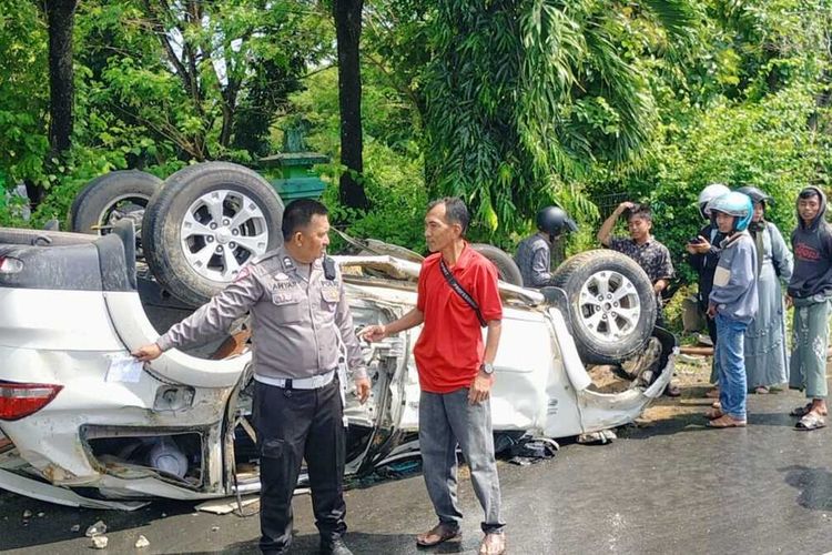 Anggota Satlantas Polres Pamekasan, Jawa Timur mengatur lalu lintas di lokasi kecelakaan mobil Pajero di Desa Panglegur, Kecamatan Tlanakan, Kabupaten Pamekasan, Rabu (3/5/2023).