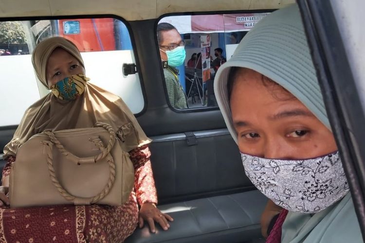 Pedagang Pasar Slerok, Tegal Timur menaiki ambulans untuk disuntik vaksin Covid-19 di Puskesmas Slerok, Kecamatan Tegal Timur, Kota Tegal Kamis (25/3/2021)