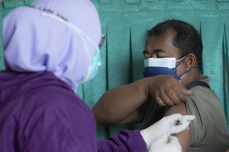 Petugas kesehatan menyuntikkan vaksin COVID-19 kepada warga saat pelaksanaan vaksinasi massal untuk masyarakat umum di Palembang, Sumatera Selatan, Selasa (31/8/2021).  ANTARA FOTO/Nova Wahyudi/foc.
