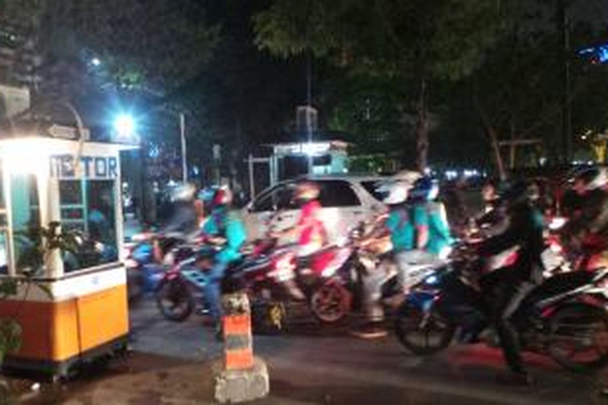 Buruh tolak bayar tarif parkir Monas, Jumat (30/10/2015).