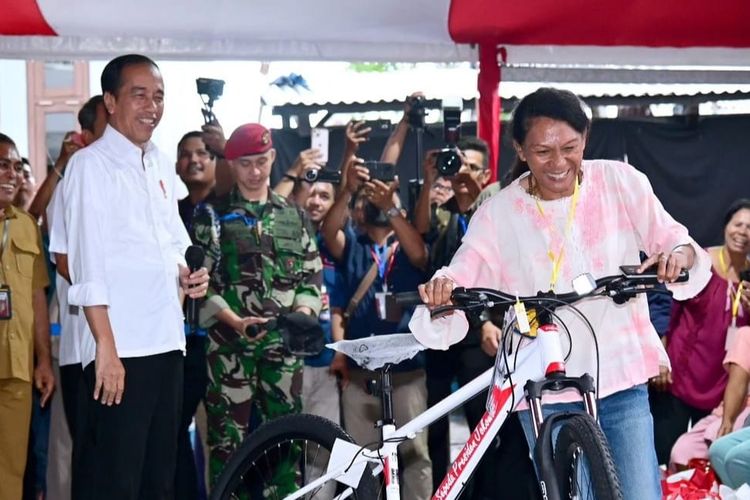 Mama Katarina menerima sepeda dari Presiden Jokowi karena bisa melafalkan Pancasila dalam kunjungan Presiden Jokowi di Labuan Bajo, Senin (4/12/2023)