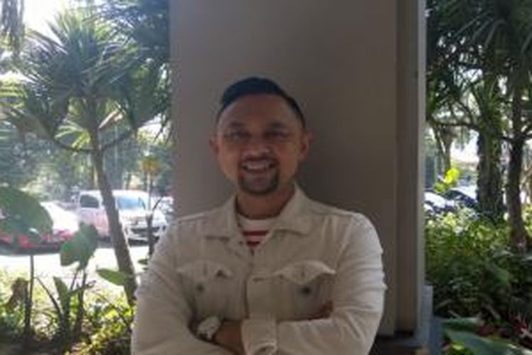 Ronal Surapradja diabadikan usai diwawancara di kawasan KH Mas Mansyur, Jakarta Pusat, Rabu (8/4/2015).