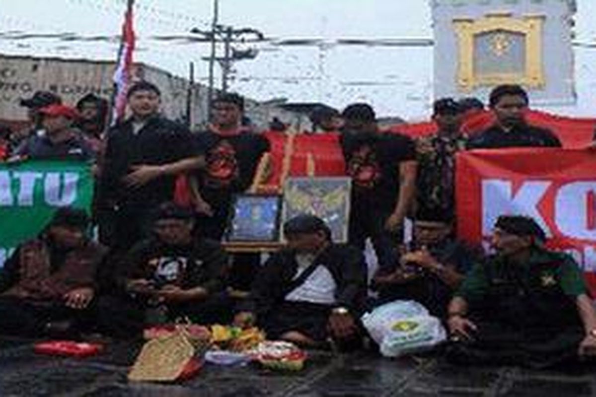 50 orang yang tergabung dalam Pemuda Yogyakarta Antipremanisme saat menggelar aksi simpatik di Tugu Yogyakarta, menolak premanisme di kota pelajar.