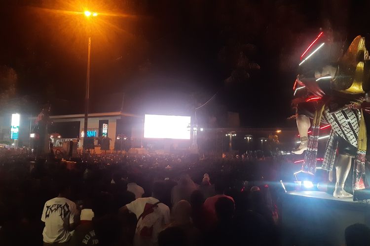 Pengunjung padati Kawasan Jalan Jenderal Sudirman (Jensud) tepatnya depan Balai Kota Solo, Jawa Tengah, yang nonton bareng pertandingan Timnas Indonesia Vs Thailand dalam final SEA Games 2023, Selasa (16/5/2023) malam.