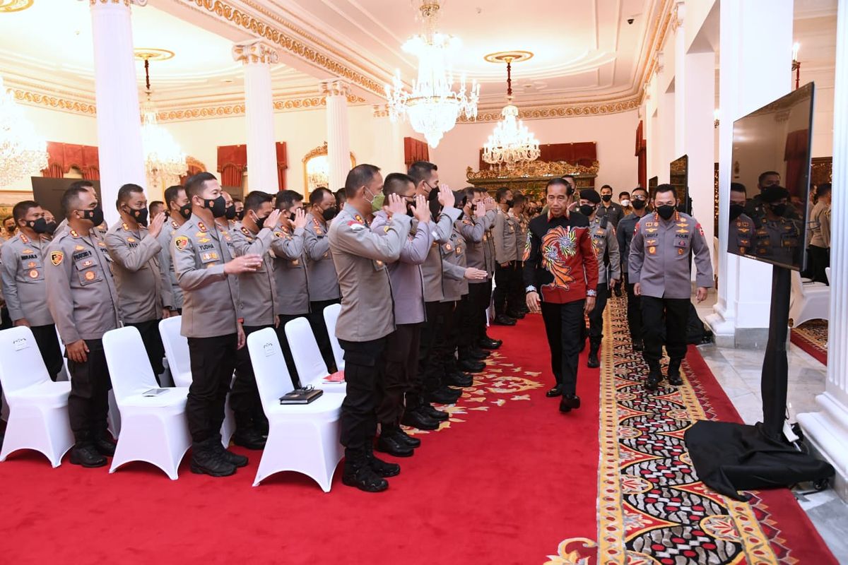 Presiden Joko Widodo saat hendak memberi pengarahan kepada pejabat Mabes Polri, kapolda, dan kapolres se-Indonesia di Istana Negara, Jakarta, Jumat (14/10/2022) 