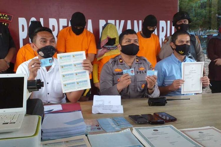 Kapolsek Tampan Kompol Hotmartua Ambarita melakukan ekspos pengungkapan kasus pembuatan kartu tanda penduduk (KTP) elektronik atau e-KTP palsu dengan empat orang tersangka di Polresta Pekanbaru, Rabu (16/7/2020).