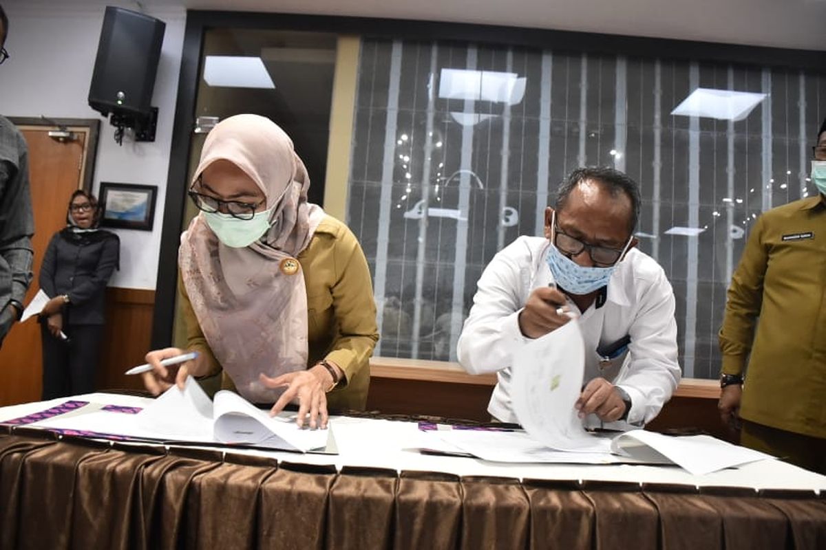Bupati Luwu Utara, Indah Putri Indriani (IDP) saat menandatangani naskah hibah tanah milik Pemerintah Daerah Luwu Utara untuk pembangunan Pabrik Beras Modern atau MRMP, Senin (7/12/2020).