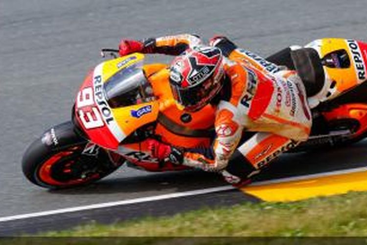 Pebalap Repsol Honda asal Spanyol, Marc Marquez, memacu motornya pada sesi latihan bebas kedua GP Jerman di Sirkuit Sachsenring, Jumat (11/7/2014).