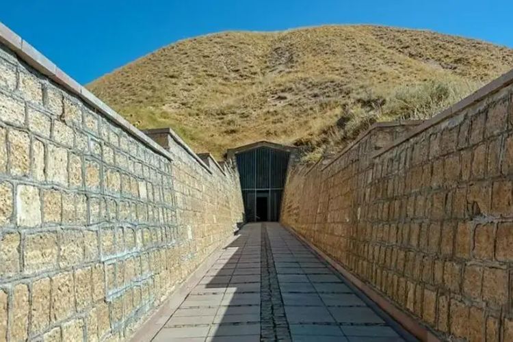 Pengunjung dapat memasuki Midas Mound untuk melihat ruang permakaman besar yang dibangun dari kayu pinus dan juniper.