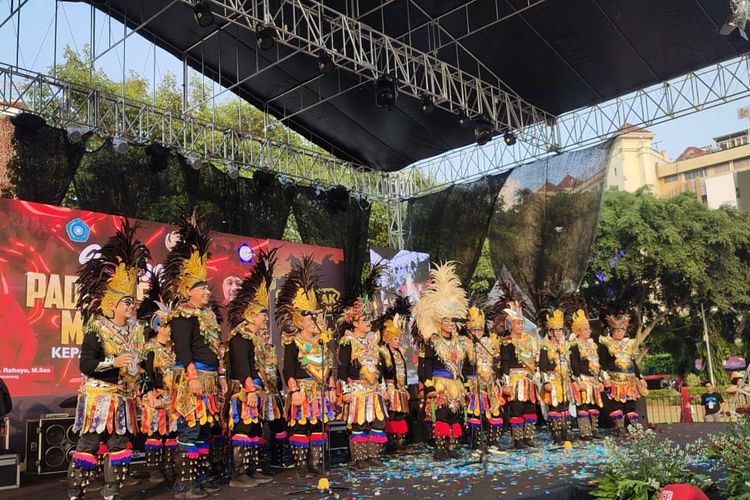 Para peserta lomba paduan suara Mars Pemberdayaan Kesejahteraan Keluarga (PKK) yang tampil di Lapangan Pancasila, Simpanglima, Kota Semarang, Kamis (2/11/2023).

