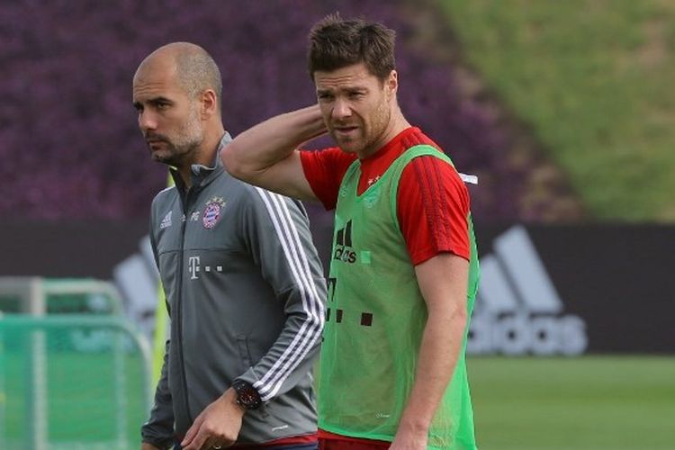 Gelandang Bayern Muenchen, Xabi Alonso, tengah mendapatkan instruksi pelatih kepala, Pep Guardiola, tengah melakoni latihan pada 10 Januari 2016.