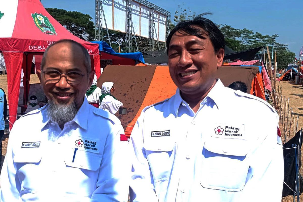 Kepala Dinas Kesehatan Kabupaten Magetan Rohmad Hidayat mengenakan kacamata dan Direktur Utama RSUD Sayidiman Magetan Rohmat Santosa meninjau kemah Jumbara di Desa Cepokok, Jumat (3/11/2023).