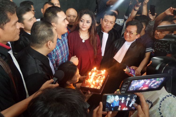 Saipul Jamil merayakan ulang tahun setelah divonis 3 tahun penjara di Pengadilan Tipikor Jakarta, Senin (31/7/2017).