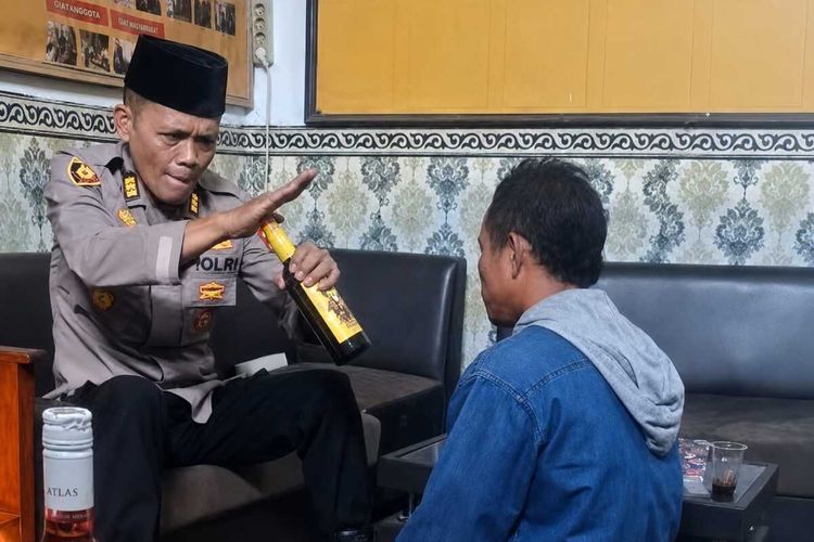 Kapolsek Cibatu Garut Pecahkan Botol Miras di Depan Pedagang, 