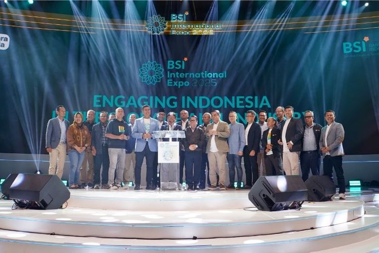 PT Bank Syariah Indonesia Tbk (BSI) kembali sukses menggelar event halal berskala internasional BSI International Expo 2025. Dalam waktu empat hari, Kamis (26/6/2025) sampai Minggu (29/6/2025), sukses mencetak volume bisnis Rp 2,66 triliun dari seluruh segmen bisnis.

(kanan-kiri). Acara penutupan dilakukan oleh Wakil Direktur Utama Bob Tyasika Ananta (kanan) bersama Direktur Utama Anggoro Eko Cahyo (jabatan efektif sampai dinyatakan lulus fit and proper test OJK, tengah) Direktur Finance & Strategy BSI Ade Cahyo Nugroho (kiri) beserta seluruh jajaran komisaris dan manajemen Bank Syariah Indonesia di Jakarta Convention Center, Minggu (29/6/2025).
