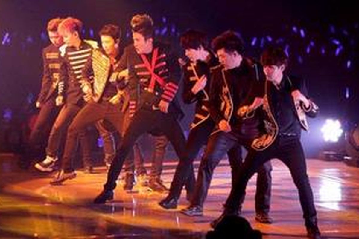 Para personel boyband asal Korea Selatan Super Junior atau SuJu dalam konser Super Show 5 di Mata Elang International Stadium, Ancol, Jakarta Utara, Sabtu (1/6/2013). Konser ini diadakan dua kali, yaitu Sabtu dan Minggu, sekaligus untuk merayakan ulang tahun Elf (penggemar Super Junior) Indonesia. 