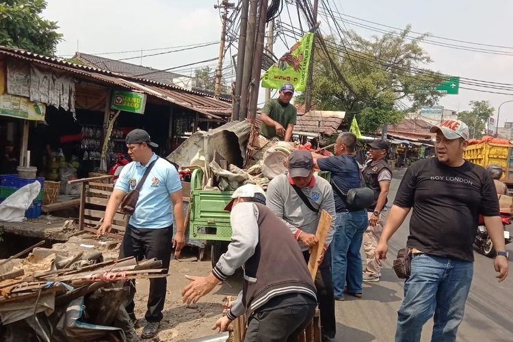 Lapak Pedagang di Depan Pasar Cisalak Depok Bikin Jalan Macet, Pemkot Lakukan Penertiban