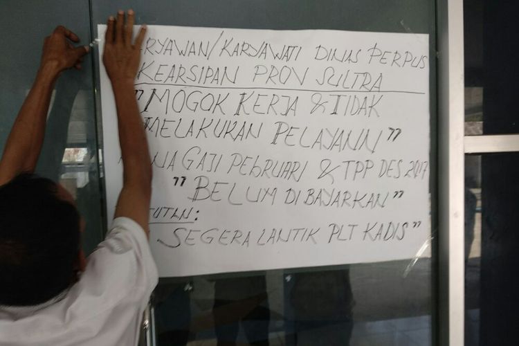 Salah seorang pegawai kantor Perpustakaan dan Arsip Daerah Sultra menyegel kantornya dan menggelar mogok kerja karena gaji Februari ini dan TPP selama 3 bulan belum dibayar. 