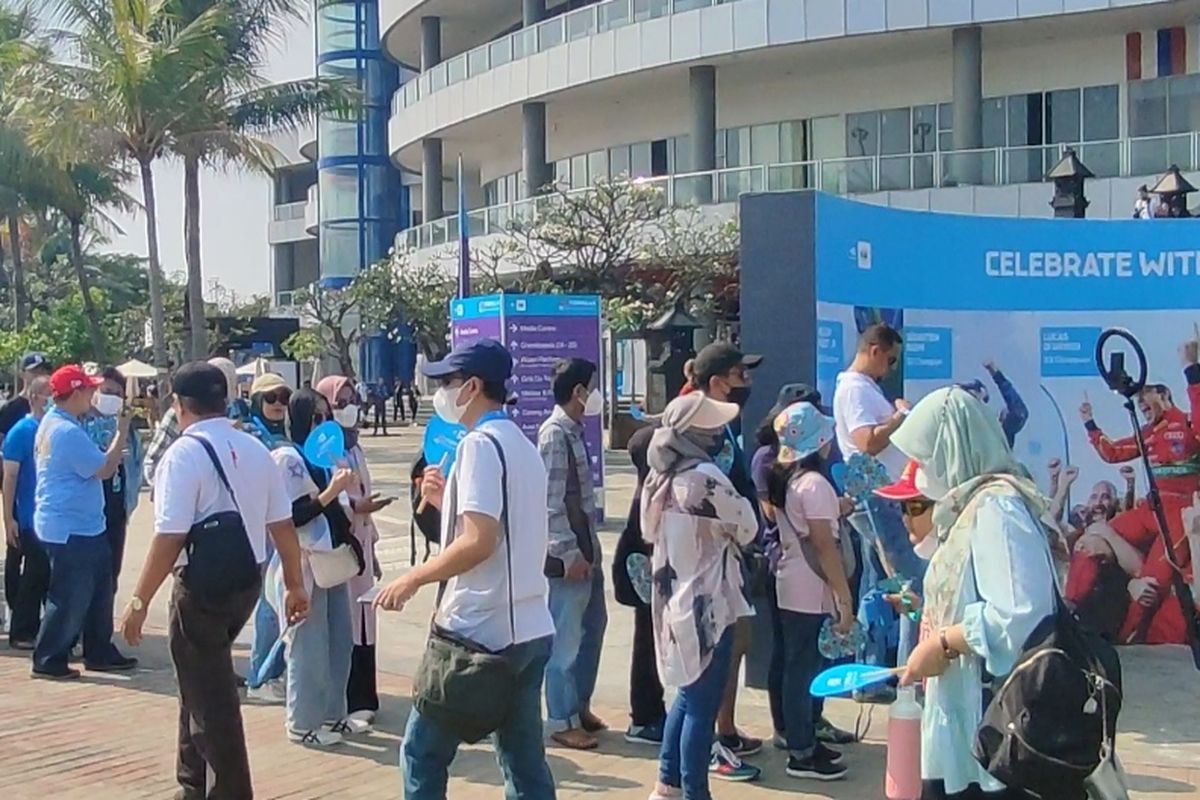 Sejumlah penonton pada ajang balap Formula E mulai memadati kawasan di Jakarta International E-Prix Circuit (JIEC), Ancol, pada Sabtu (4/6/2022). 