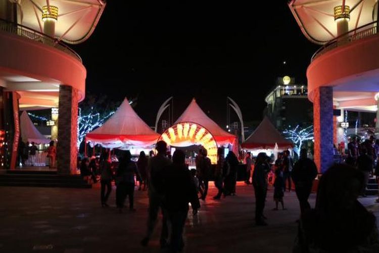 Masyarakat Bintan tampak memanfaatkan Libur Imlek untuk berwisata bersama keluarga dan teman di Plaza Lagoi.