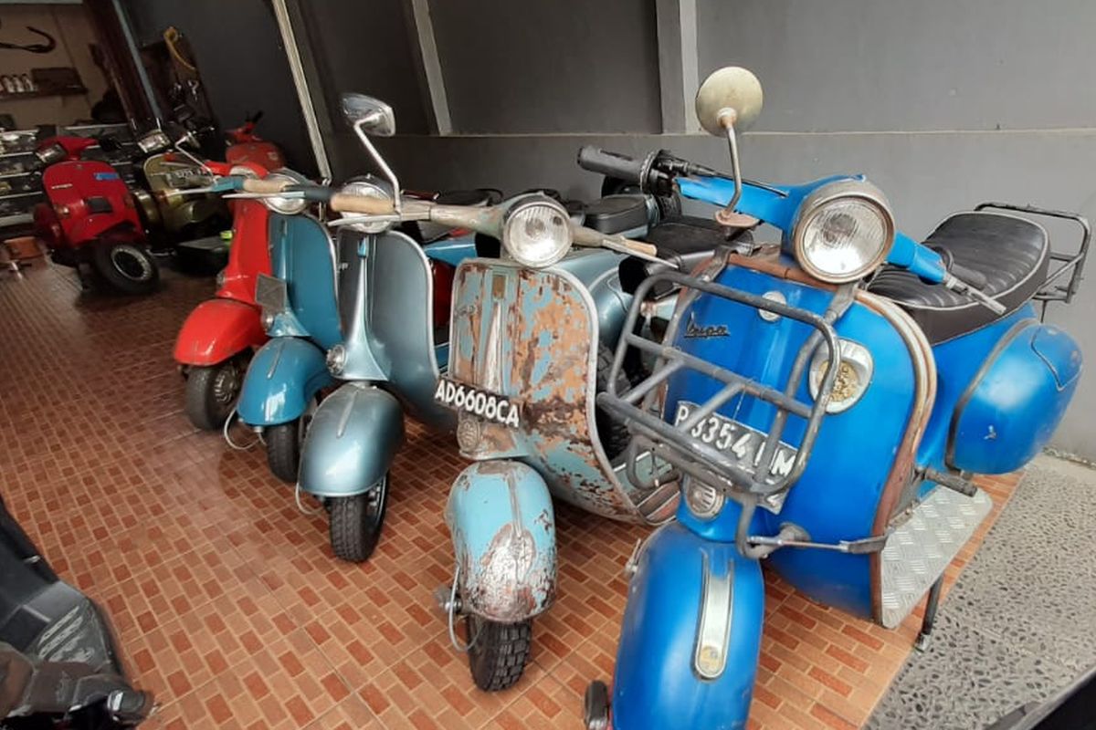 Deretan Vespa klasik yang akan direstorasi di Jadul's Scooter Garage.