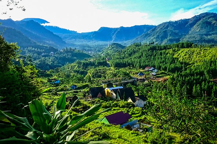 Kawasan Guci di Jawa Tengah yang dikelilingi pegunungan.