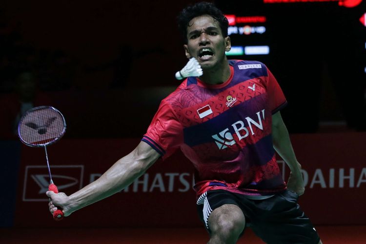 Tunggal putra Indonesia Chico Aura Dwi Wardoyo bertanding melawan wakil Hong Kong, Ng Ka Long Angus pada semifinal Indonesia Masters 2023 di Istora Senayan, Jakarta, Sabtu (28/1/2023). Chico melaju ke final setelah menang dengan skor 17-21, 27-25, dan 22-20.