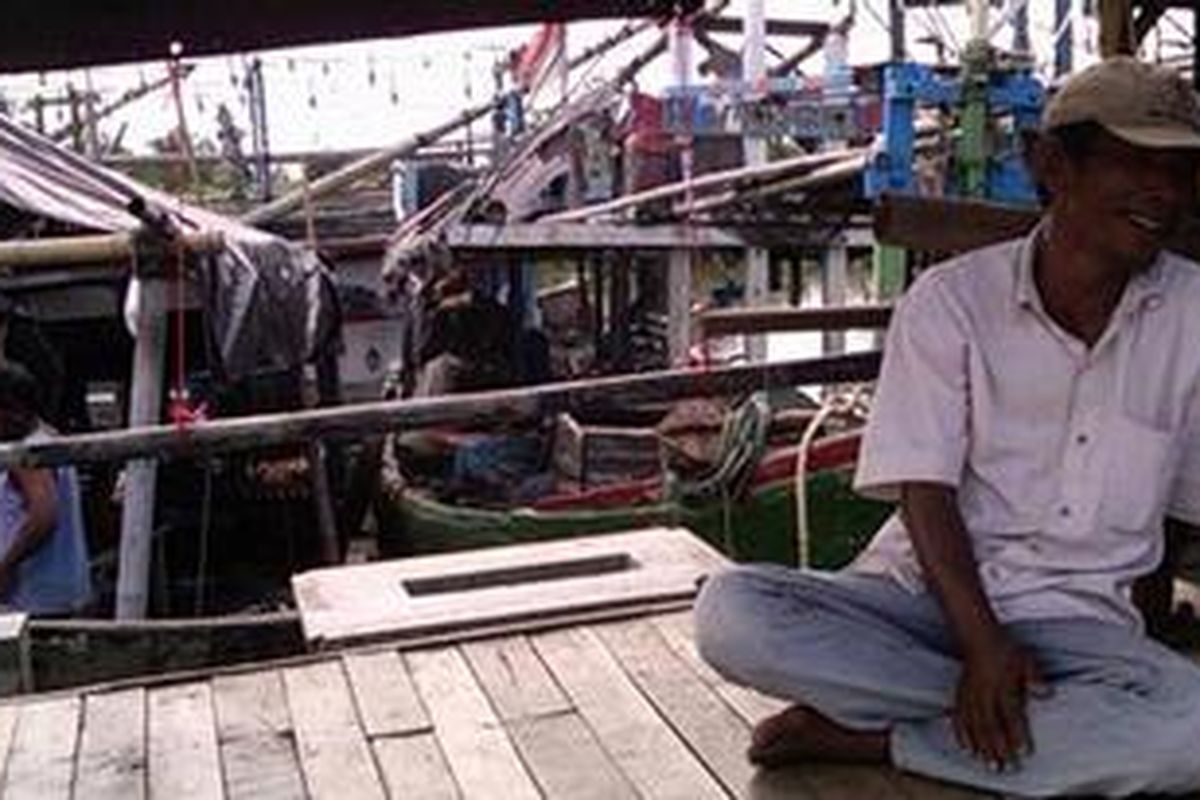 Akibat kondisi angin di perairan yang tak menentu, nelayan Kali Adem, Muara Karang, Jakarta Utara, Kamis (2/2/2012)  terpaksa selalu siaga melaut jika sewaktu-waktu kondisi angin dan ombak membaik.