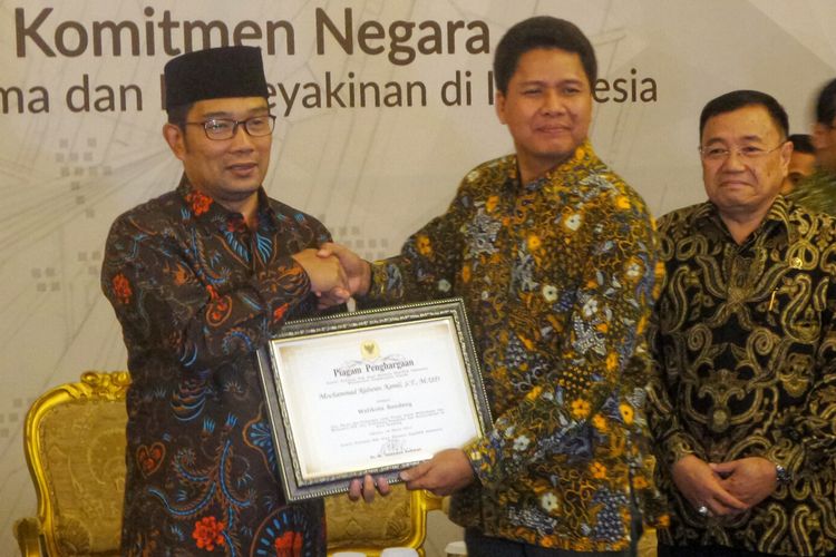 Wali Kota Bandung Ridwan Kamil saat menerima penghargaan dari Ketua Komnas HAM Imdadun Rahmat karena dinilai menjadi salah seorang walikota yang mampu menjaga kebebasan beragama dan berkeyakinan. Penghargaan tersebut diberikan saat Kongres Nasional Kebebasan beragama dan Berkeyakinan di Balai Kartini, Jakarta Selatan, Kamis (16/3/2017).