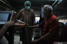 104-Year-Old Indonesian Man Gets His Covid-19 Jab