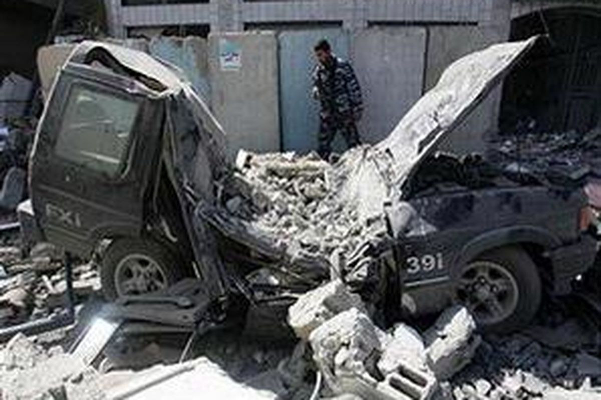 Seorang personil polisi menginspeksi kerusakan yang ditimbulkan dari serangan udara Israel ke sebuah bangunan milik Kementerian Dalam Negeri Hamas di Kota Gaza, 28 Februari 2008. 