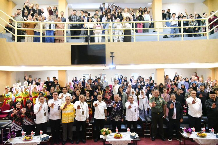 Kegiatan Youth of Indonesia (YoI) yang diadakan oleh Forum Koordinasi Pencegahan Terorisme (FKPT) Jawa Barat (Jabar), di Aula Lembaga Penelitian dan Pengabdian kepada Masyarakat (LPPM) Universitas Pendidikan Indonesia (UPI) di Bandung, Rabu (16/10/2024). 