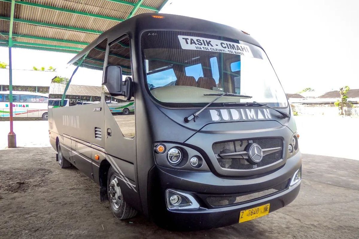 Medium bus Budiman Big Benz