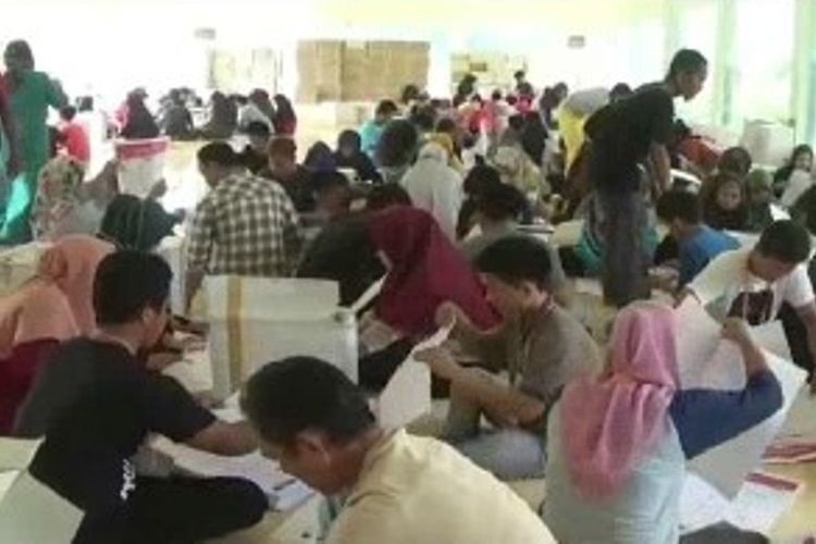 Masyarakat yang sedang meyortir surat suara di KPUD Polewali Mandar Sulawesi Barat