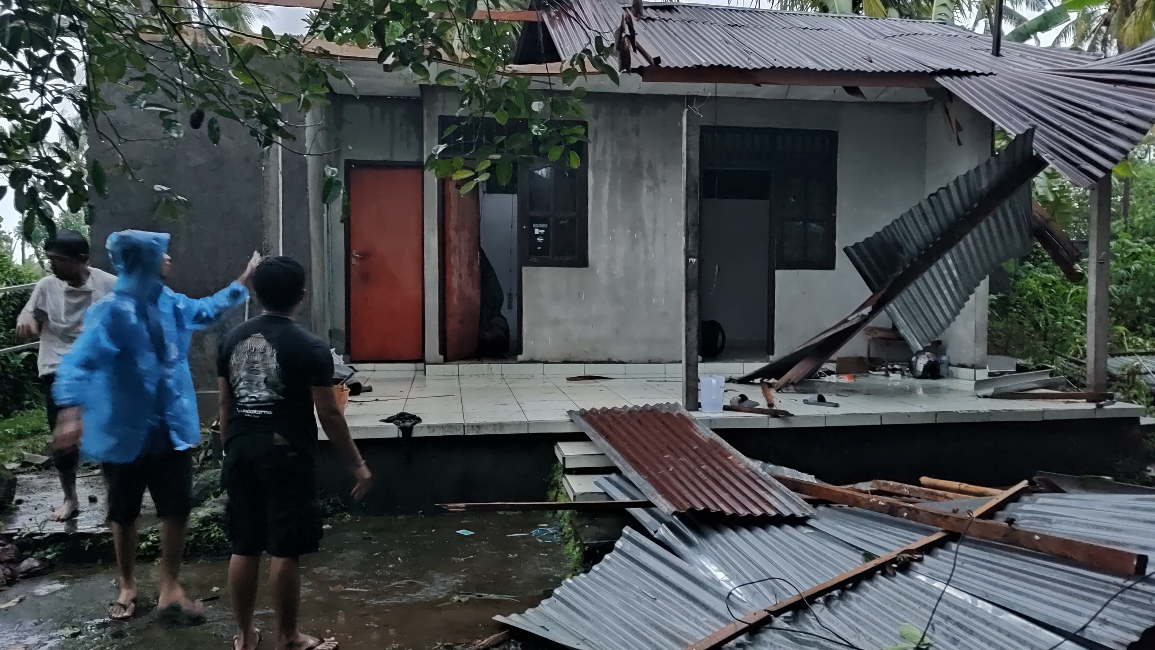 Rumah di Buleleng Ambruk Diterjang Angin Puting Beliung