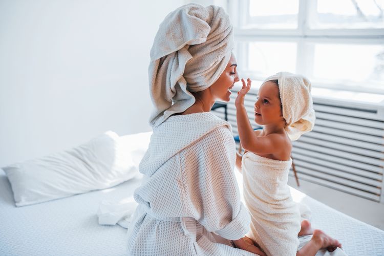 Ilustrasi bonding moment ibu dan anak.