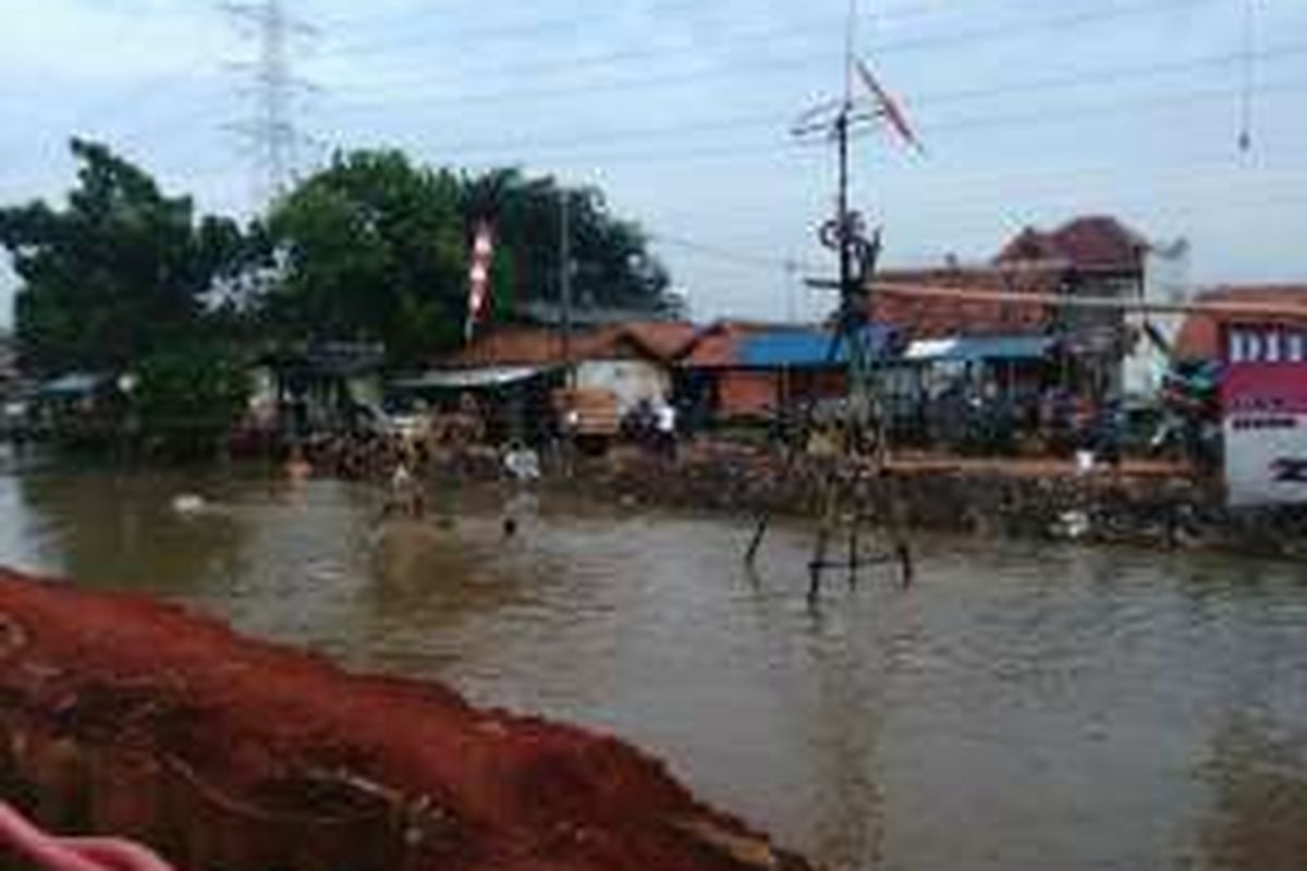 Warga Kalimalang memasang tiang panjat pinang di aliran Kalimalang, wilayah Cipinang Melayu, Makasar, Jakarta Timur. Selasa (16/8/2016)