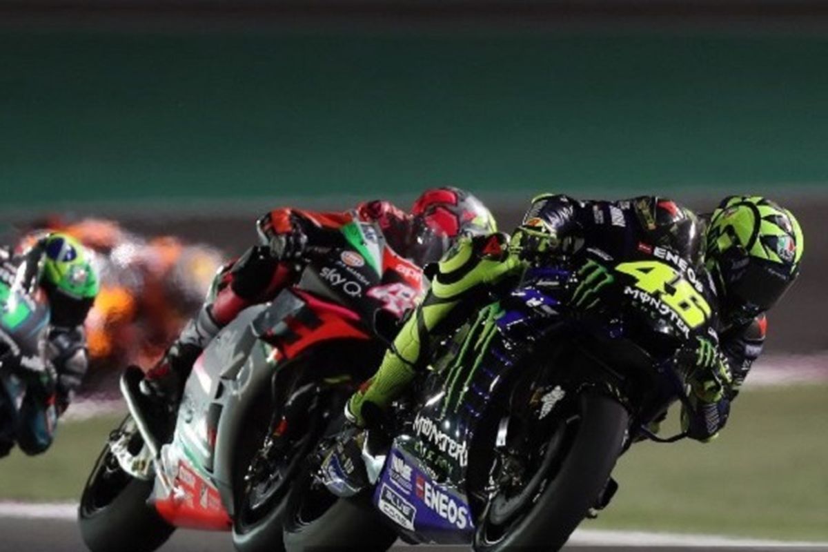 Pebalap Yamaha MotoGP, Valentino Rossi, memacu motornya pada MotoGP Qatar 2019 di Sirkuit Losail, 10 Maret 2019. 