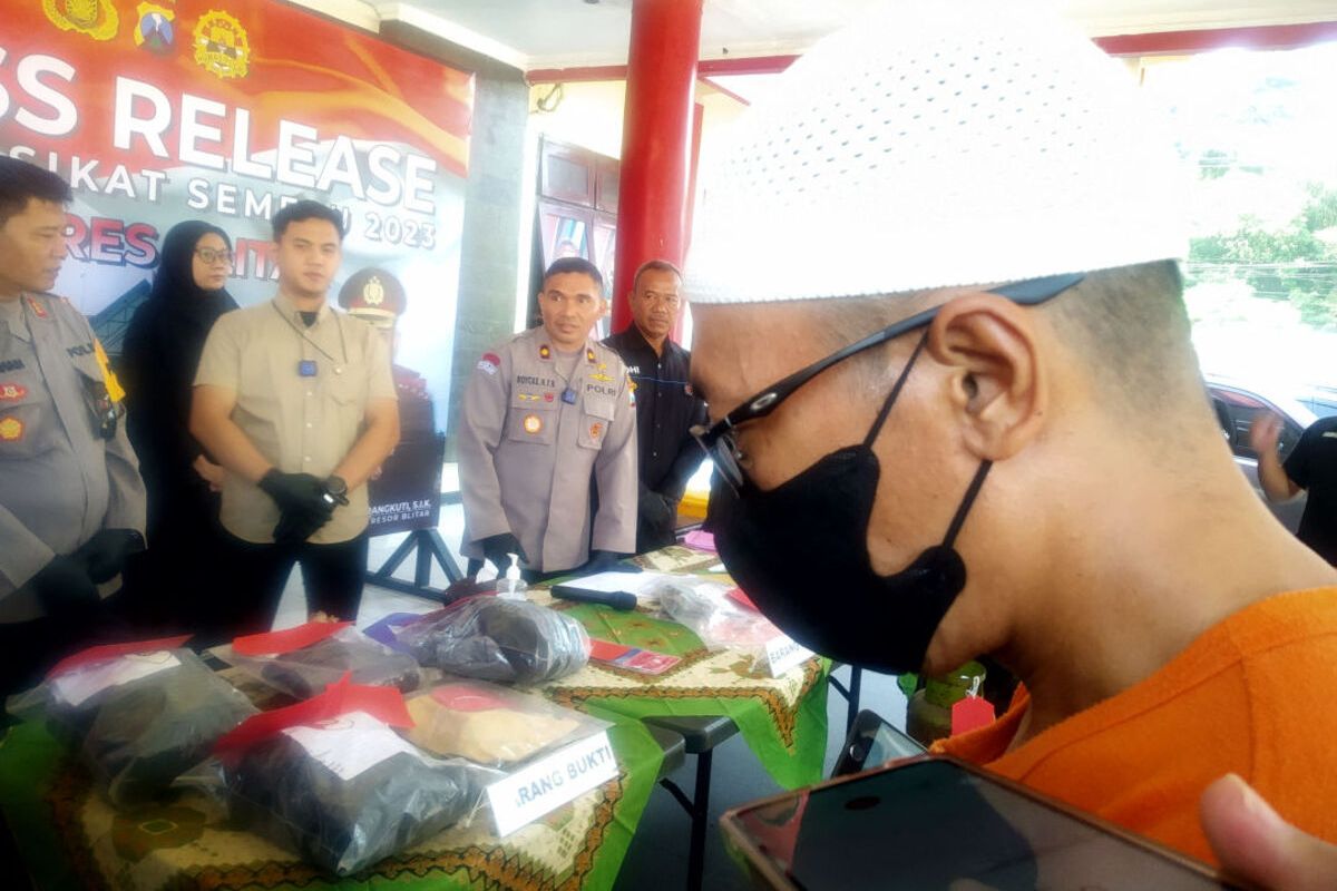 Pegawai honorer Kantor Dishub Kabupaten Blitar, DAW (42), dihadirkan pada konferensi pers di Mapolres Blitar, Selasa (30/5/2023)